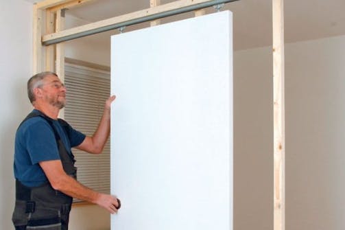 Väliseinä kätkee liukuoven